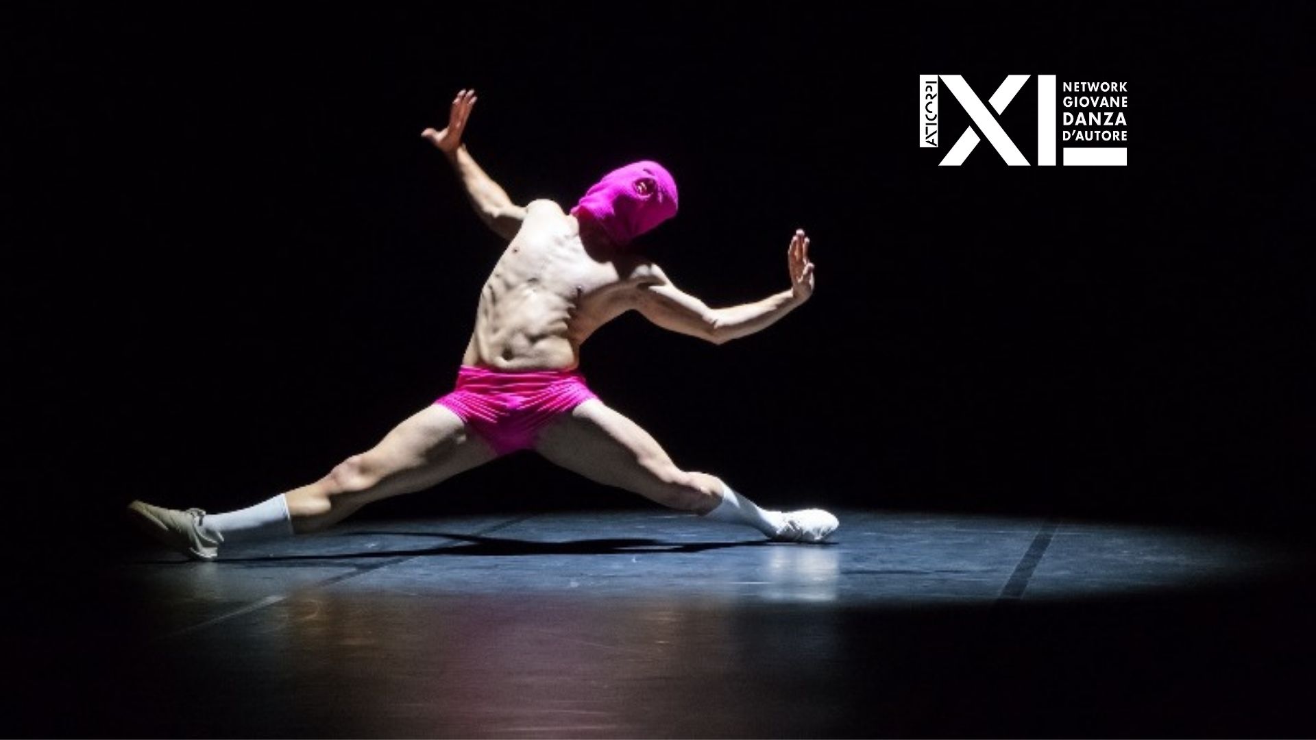 Foto: Vittorio Pagani, A solo in the spotlights, Vetrina giovane danza d’autore. PH: Dario Bonazza